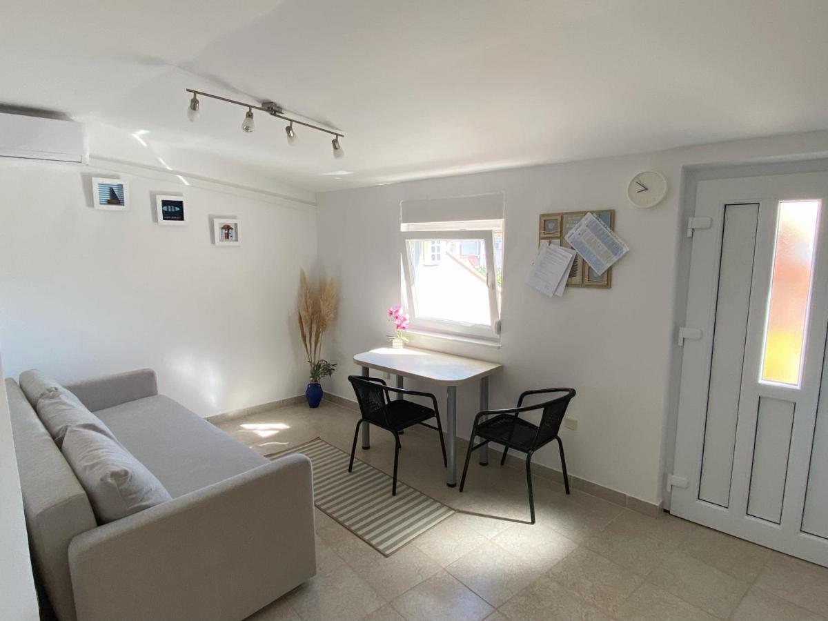 Beachfront Apartment Вир Екстериор снимка